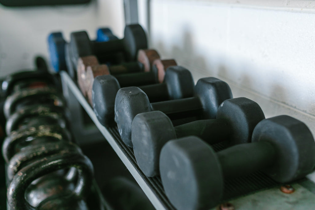 CONFUSED ABOUT THE DIFFERENCE BETWEEN KETTLEBELLS AND DUMBBELLS? - HERE'S WHAT YOU NEED TO KNOW